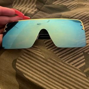 Sun glasses I DONT KNOW THE BRAND!!